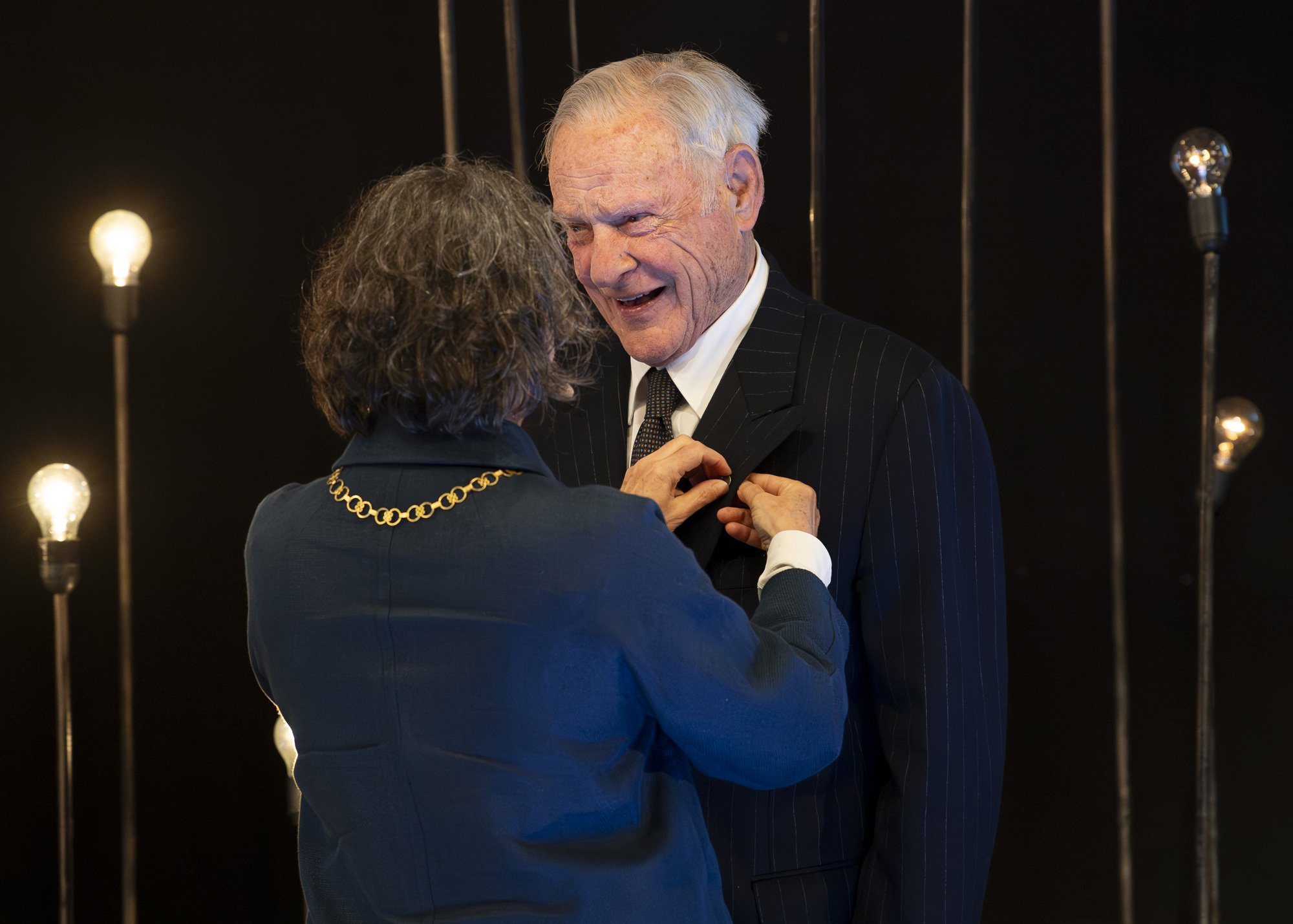 The Rector pinned the honorary pin on Arturo Licenziati's jacket