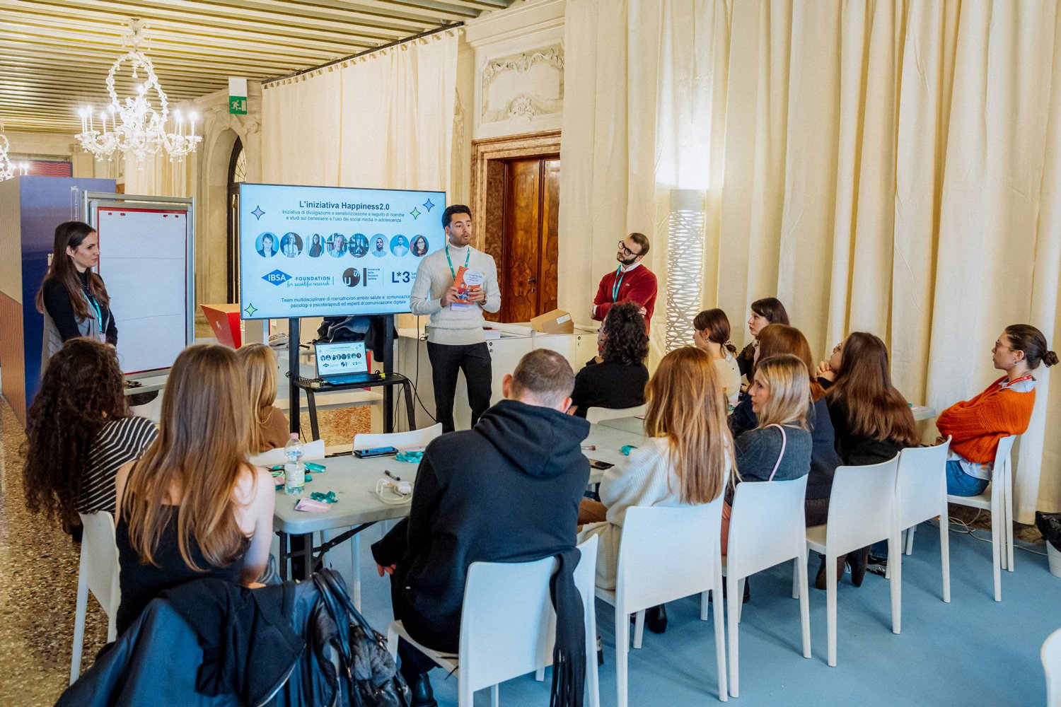 Relatore parla davanti a un gruppo di persone sedute durante un workshop IBSA Foundation.