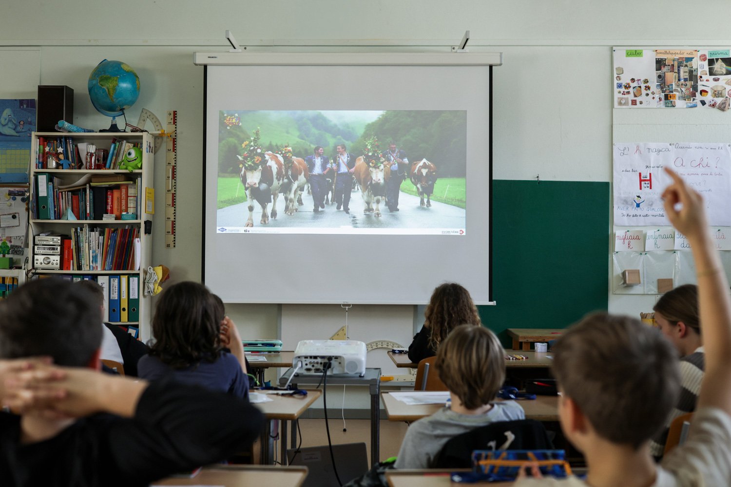 Bambini in aula seguono una presentazione proiettata durante il laboratorio Cibo e Arte.