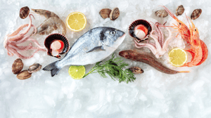 pesci su banco di ghiaccio con limone e aromatiche
