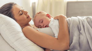 mamma e neonato dormono skin-to-skin