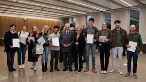 L'immagine ritrae studenti intorno al dottor Licenziati che mostrano fieri la propria borsa di studio.