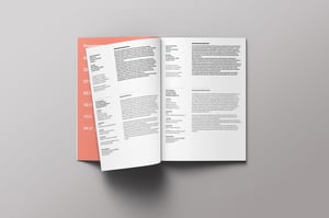 Mockup di un booklet digitale aperto per il corso Cultura e Salute 2025, con programma in italiano e inglese e design grafico con pagine a sfondo bianco e arancione