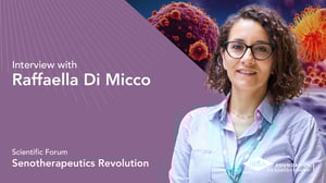 Raffaella Di Micco foto ritratto. Lo sfondo mostra un'immagine stilizzata di cellule, con il testo “Forum scientifico – Rivoluzione senoterapeutica” su un pannello viola.