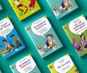 Mehrere bunte Comic-Bücher der Reihe „Let’s Science!“ liegen auf einem türkisfarbenen Hintergrund, mit Themen wie Schlaf, bildgebende Diagnostik und von der Empfängnis zur Geburt.