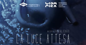 Poster del film “La luce attesa” con un’immagine subacquea, i loghi di IBSA Foundation e CISA e i crediti della produzione