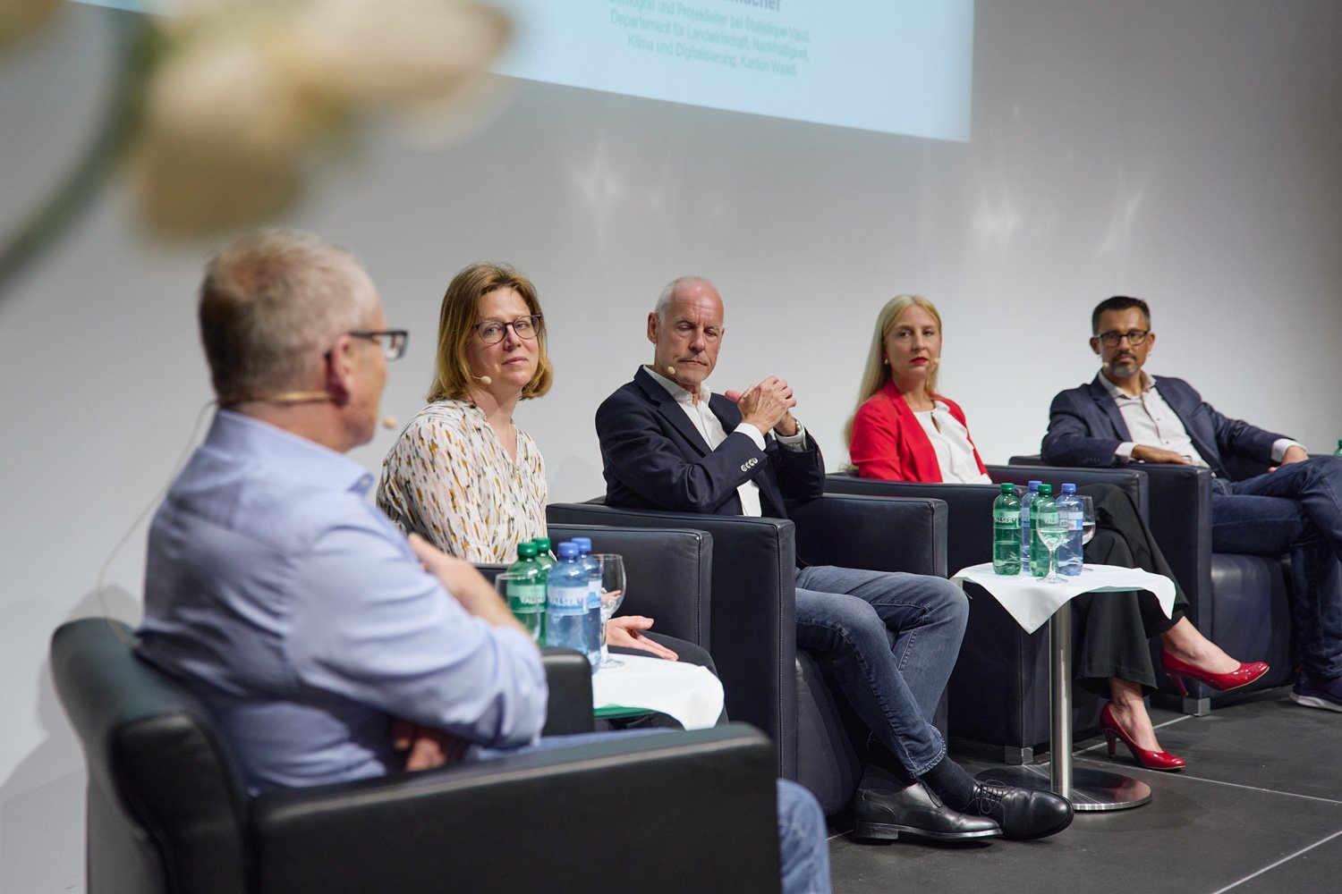 Speakers and experts exchanged views during the round-table discussion on the findings of the study on parenthood and the demographic challenges facing Switzerland.