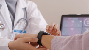 Medico che imposta lo smartwatch al paziente