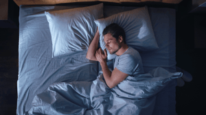 uomo che dorme nel letto visto dall'alto