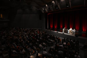 Vista panoramica del teatro gremito durante lo spettacolo dal vivo del podcast Tintoria a Lugano.