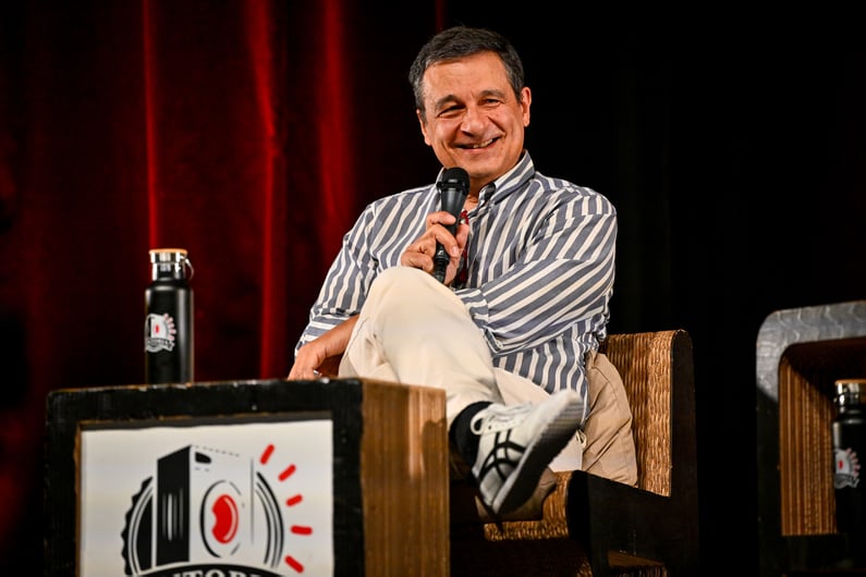 L'ospite Dario Bressanini sorride durante l'intervista sul palco del podcast Tintoria a Lugano.