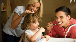 Famiglia che si lava i denti insieme